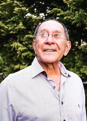 Narrador José Silvério na rádio Capital