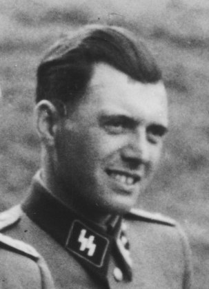Josef Mengele - Embora não tenha sido do mais alto escalão, é lembrado por selecionar as pessoas a serem mortas nas câmaras de gás e fazer experimentos dolorosos e letais nos prisioneiros, no campo de concentração de Auschwitz.