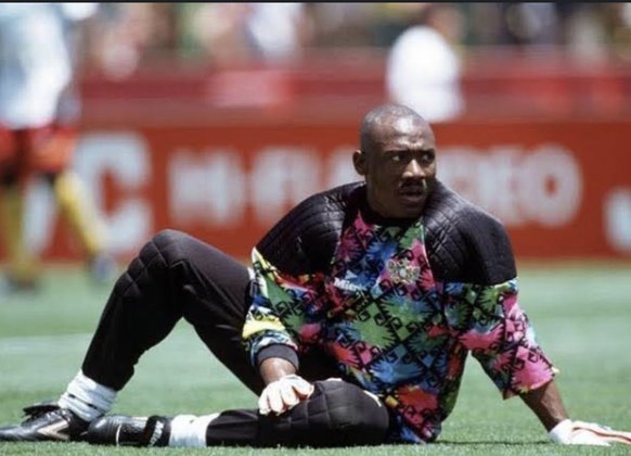 Joseph Antoine Bell (Camarões) - 39 anos, 8 meses e 19 dias / Atingiu a marca no jogo Brasil 3x0 Camarões pela Copa de 1994.