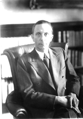 Joseph Goebbels - Ministro da Propaganda do Nazismo - Controlava as informações que chegavam até a população, por meio de jornais, teatro, literatura, cinema, rádio e música. Determinava o que podia ser divulgado ou não.