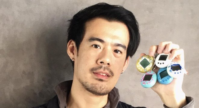Josiah Chua com sua coleção de Tamagotchis