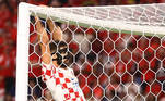 Josko Gvardiol se pendura na trave durante o jogo entre Croácia e Canadá