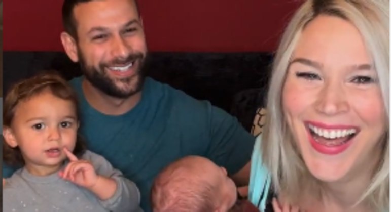 Joss Stone, o marido e os dois filhos do casal