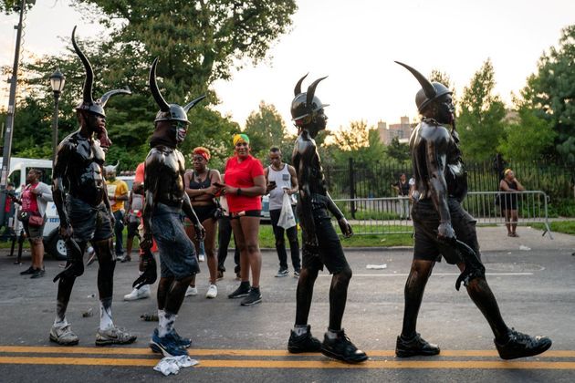 Carnaval com foliões pintados de preto e chifres atrai 2 milhões de ...