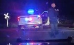 A jovem Yareni Rios-Gonzalez, 20, acabou detida por uma dupla de policiais, durante investigação sobre um confronto com arma de fogo, nos arredores de uma rodovia em Fort Lupton, no Colorado (EUA)