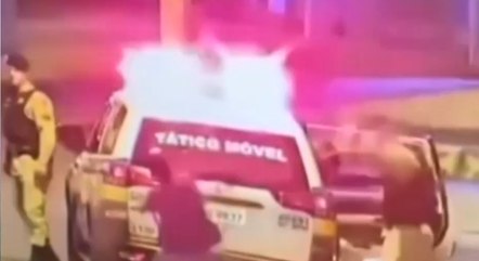 Vídeo mostra jovem apedrejando viatura em MG
