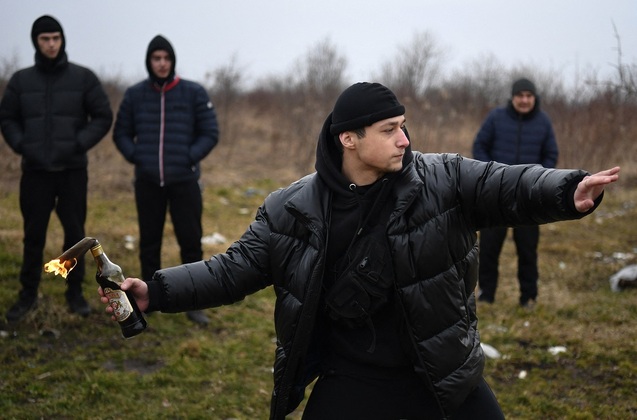 Jovem arremessa coquetel molotov durante treinamento de defesa pessoal em Lviv, na Ucrânia