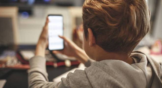 Com dificuldade de acesso ou tendo que trabalhar, muitos jovens não conseguiram acessar aulas online durante a pandemia