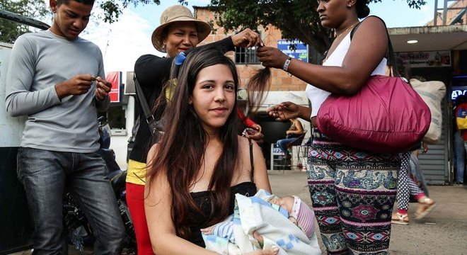 Laura Castellanos vendeu o cabelo para comprar injeções de insulina para a filha