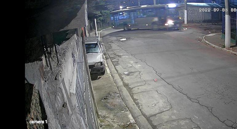O motorista do coletivo chegou a passar por cima da moto e fugiu sem prestar socorro
