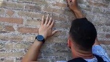 Vídeo: jovem é flagrado escrevendo o nome da namorada no Coliseu