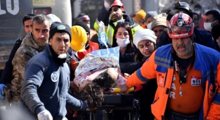 Salvamento de Emine é um milagre, já que depois de 72 horas a chance de resgates com vida é mínima