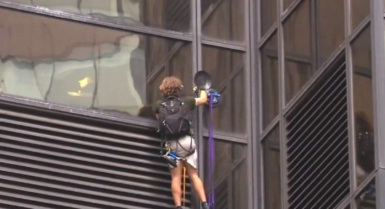Um acordo judicial evitou a prisão do jovem. Dentre as condições estabelecidas para tanto estavam a submissão a um tratamento mental e a obrigação de ficar longe da Trump Tower — ambas dentro do período de um anoNão saia daí! Homem faz sarcófago para preservar pacote de salgadinho e enganar futuras civilizações