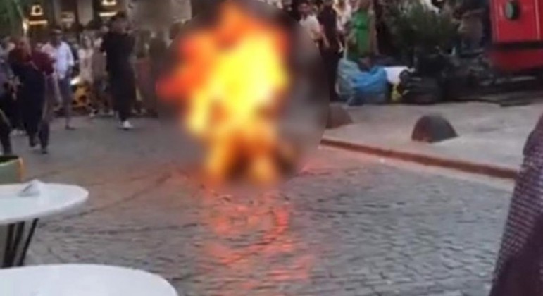 Jovem fantasiado de morte tacou fogo em si mesmo em Istambul, na Turquia