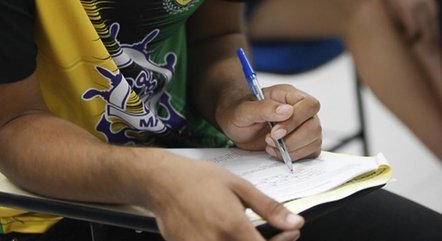 MEC dará bônus a melhores escolas e professores para incentivar menor  defasagem na alfabetização - Notícias - R7 Educação