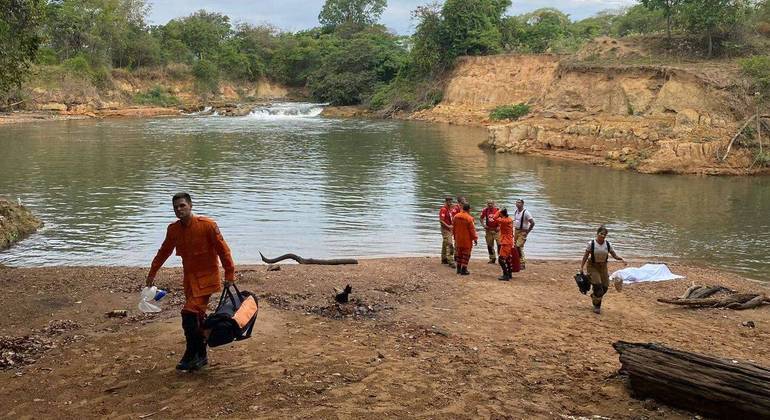 Corpo de Bombeiros tentou reanimar o jovem de 20 anos, mas ele morreu às margens do Rio