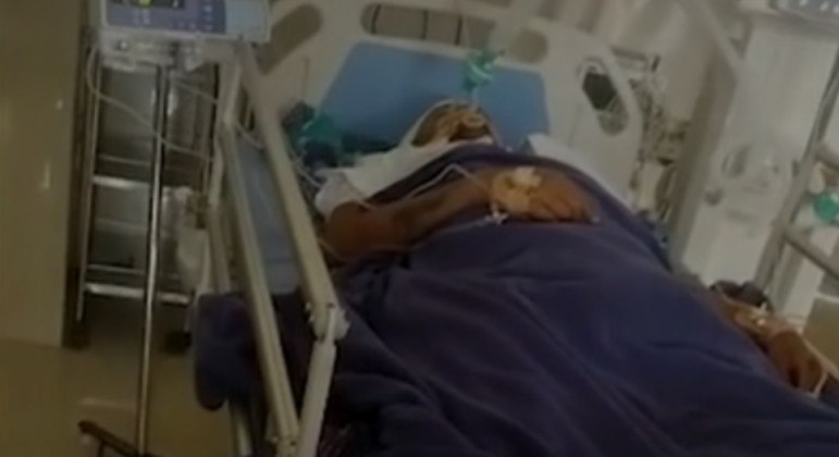 Jovem declarado morto em hospital na Índia apresentava sinais vitais antes da autópsia