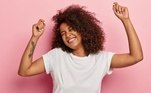 Quer aprender as coreografias, ou os chamados challenges ('desafios',
em português) que circulam na internet mas não sabe por onde começar? O R7 te ajuda. Confira dicas exclusivas
do influenciador digital Bruno Péricles, que há cerca de um ano faz as coreografias famosas nas redes sociais, e do professor de dança
Marcos Paulo Dias para arrasar nas performances e bombar o seu perfil*Estagiária do R7 sob supervisão de Pablo Marques