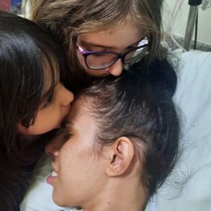 Thais Medeiros e as filhas durante visita à mãe no hospital