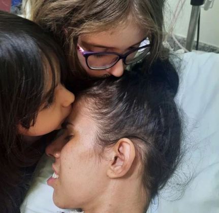 Thais Medeiros e as filhas durante visita à mãe no hospital