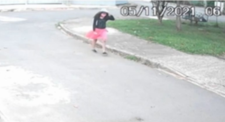 Câmeras de segurança mostram o momento que a garota sai de casa dizendo que vai para a escola