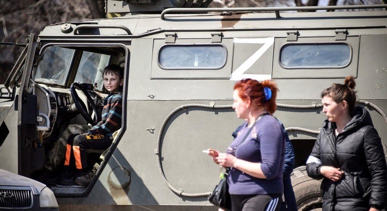 Menino ucraniano sentado dentro de veículo militar russo na região separatista de Donetsk