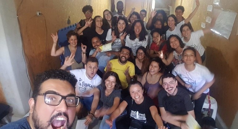 Equipe de professores e voluntários do cursinho Preparando o Futuro