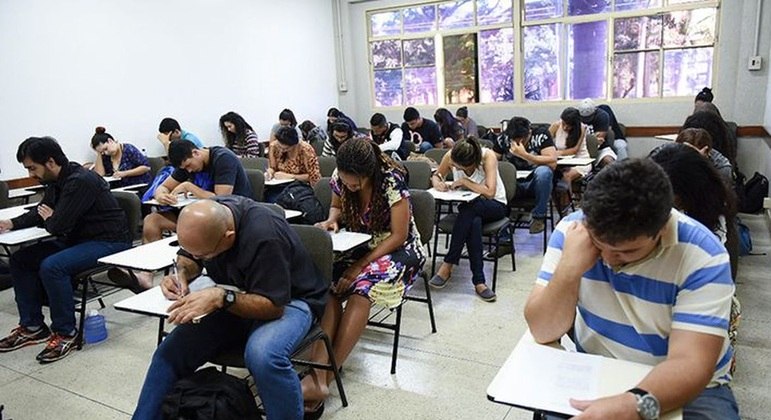 Adultos e jovens fazem a prova do Encceja em busca de um diploma