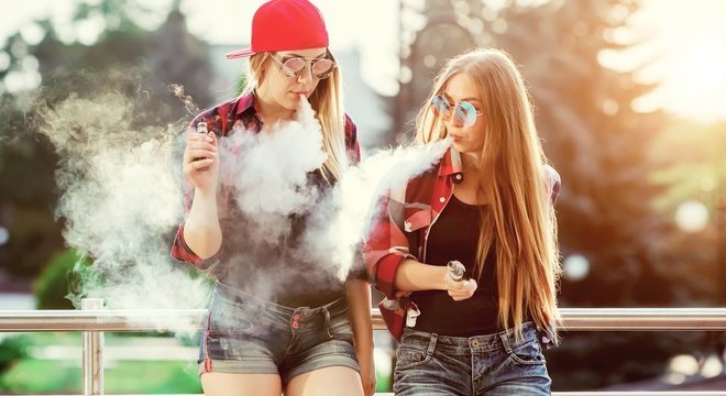 Um temor é que jovens que normalmente não se interessariam pelo cigarro tradicional sejam atraídos pelo eletrônico
