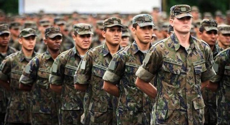 Grupo de militares brasileiros em fila