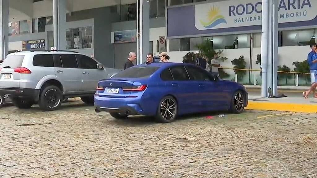 Quatro jovens morrem misteriosamente em carro de luxo estacionado em SC