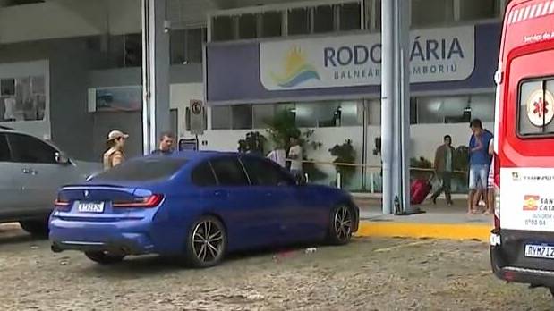 Jovens mortos em carro de luxo em SC passaram mal após comer cachorro-quente na praia