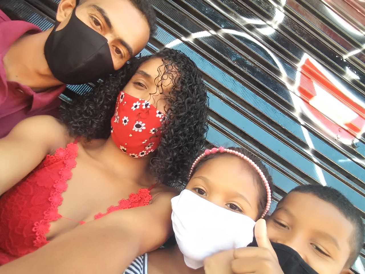Rute, o marido e os filhos moram em uma invasão no Jardim Santo André, em SP