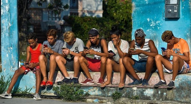 A internet se popularizou, mas ainda existem bilhões de pessoas sem acesso à ela no mundo