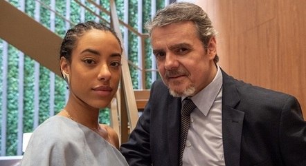 Joy (Yara Charry) e Luis Felipe (Cassio Gabus Mendes), em “Todas as Flores”