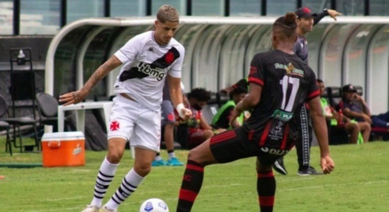 JP Galvão, lateral-direito em ação pelo Vasco da Gama