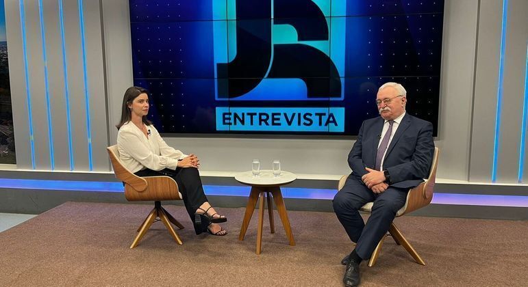 Jornalista Natalie e o embaixador da Rússia no Brasil durante a entrevista