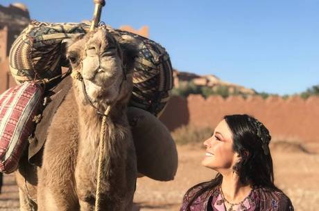 Juliana Knust com um dromedário