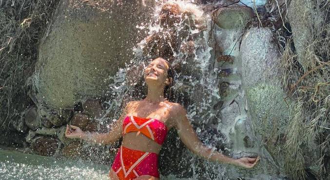 Juliana Knust curtiu dia de calor com banho de cachoeira