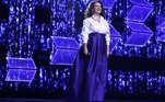 Ju Rosário parece ter saído de um filme! Com um look mais vintage, ela combinou a camisa social branca com uma linda saia longa azul marinho e arrasou na composição
