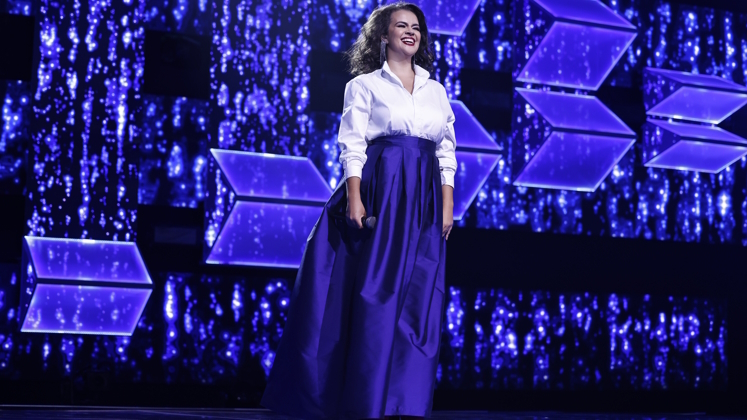 Ju Rosário parece ter saído de um filme! Com um look mais vintage, ela combinou a camisa social branca com uma linda saia longa azul marinho e arrasou na composição