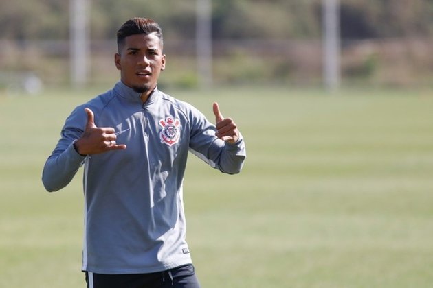 Juan David - meia colombiano chegou a incorporar um treinamento do time principal com Vítor Pereira, mas com falta de oportunidades rescindiu amigávelmente o seu contrato com o Corinthians