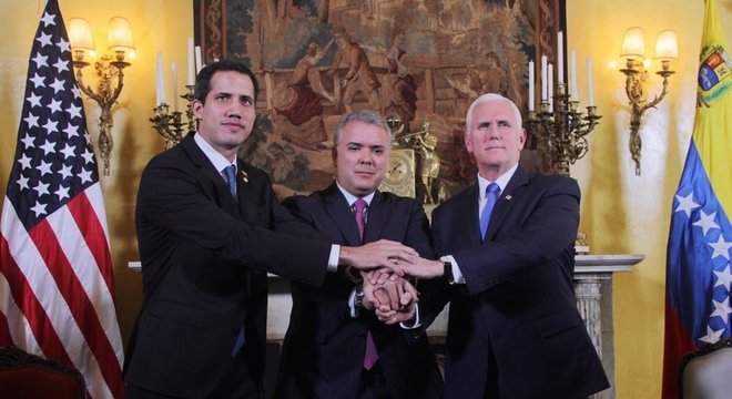 O venezuelano Juan Guaid&oacute;, o presidente colombiano Iv&aacute;n Duque M&aacute;rquez e o vice-presidente dos EUA, Mike Pence, apertam m&atilde;os no encontro do Grupo de Lima