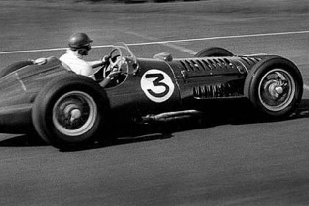 Juan Manuel FangioConsiderado um dos maiores pilotos de Fórmula 1 de todos os tempos, o piloto argentino possui cinco títulos. O primeiro deles aconteceu em 1951, pela Alfa Romeo