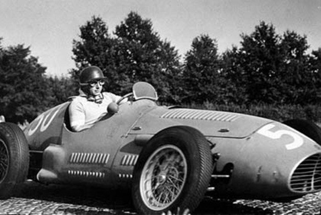 Juan Manuel FangioO segundo título veio três anos mais tarde, em 1954. No entanto, o terceiro título aconteceu logo em seguida, em 1955. Os outros dois títulos foram conquistados nas temporadas seguintes, em 1956 e 1957