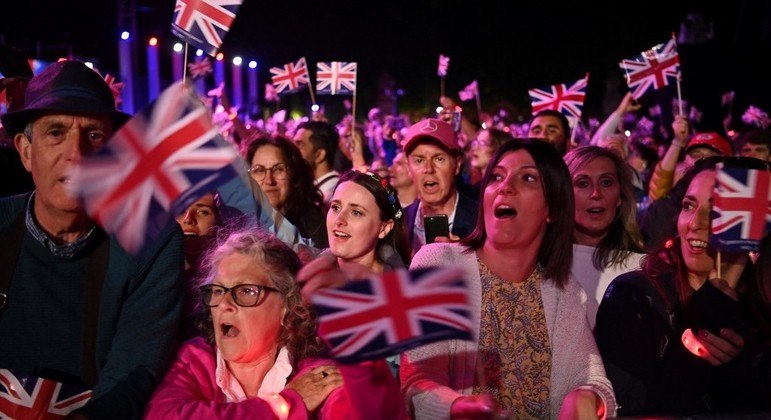 Britânicos se aglomeraram para acompanhar celebrações do jubileu da rainha