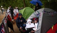 Fãs acampam em Londres para ver celebrações do jubileu de Elizabeth 2ª
