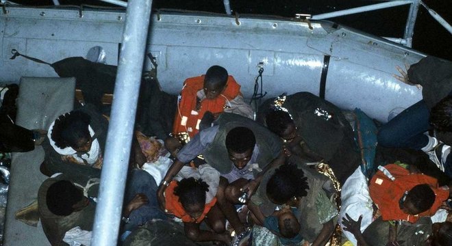 No início, os refugiados eram levados para um navio israelense, que os transportava para Israel