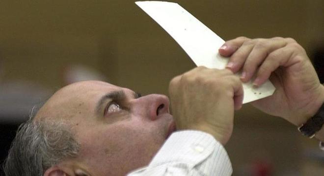Juiz aposentado Robert Rosenberg olha cédula de votação, na Flórida, em 2000