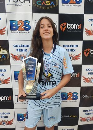 Juju com troféu de campeão estadual